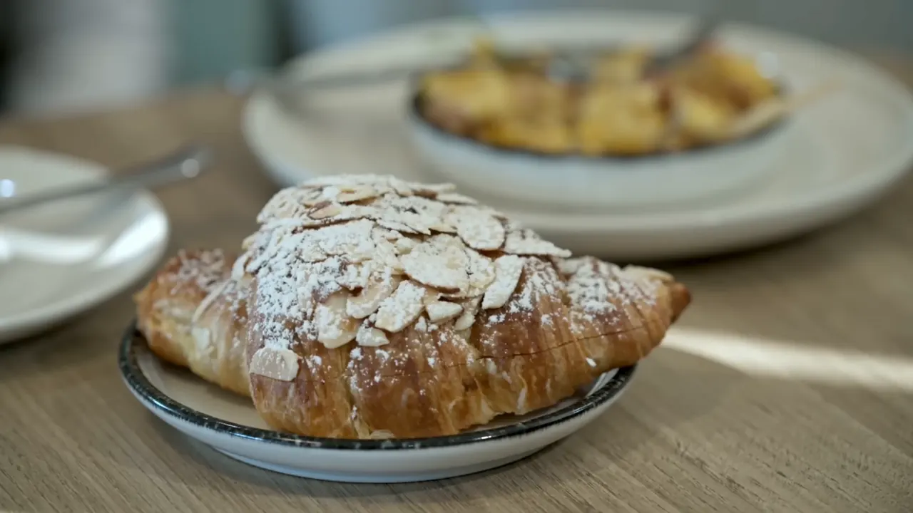Hojaldre, crema de almendra y almendra laminada. Nada más.